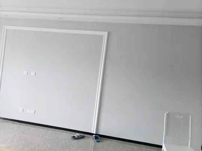 墻面乳膠漆翻新裝修：先將裝修表面上的灰塊、浮渣等雜物用開刀鏟除，如表面有油污，應(yīng)用清洗劑和清水洗凈，干燥后再用棕刷將表面灰塵清掃干凈；膠皮刮板滿刮，要求橫向刮抹平整、均勻，待第一遍膩子干透后，用粗砂紙打磨平整。底漆一定要刷勻，乳膠漆建議兩底一面，這時噴乳膠漆必須將整面墻全部噴到位，這樣就可以達到翻新的效果，會有陳舊感