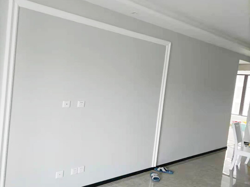 墻面乳膠漆翻新裝修：先將裝修表面上的灰塊、浮渣等雜物用開刀鏟除，如表面有油污，應(yīng)用清洗劑和清水洗凈，干燥后再用棕刷將表面灰塵清掃干凈；膠皮刮板滿刮，要求橫向刮抹平整、均勻，待第一遍膩子干透后，用粗砂紙打磨平整。底漆一定要刷勻，乳膠漆建議兩底一面，這時噴乳膠漆必須將整面墻全部噴到位，這樣就可以達到翻新的效果，會有陳舊感