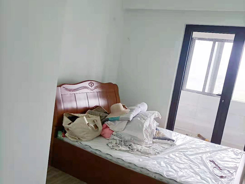 墻面乳膠漆翻新裝修：先將裝修表面上的灰塊、浮渣等雜物用開刀鏟除，如表面有油污，應(yīng)用清洗劑和清水洗凈，干燥后再用棕刷將表面灰塵清掃干凈；膠皮刮板滿刮，要求橫向刮抹平整、均勻，待第一遍膩子干透后，用粗砂紙打磨平整。底漆一定要刷勻，乳膠漆建議兩底一面，這時噴乳膠漆必須將整面墻全部噴到位，這樣就可以達到翻新的效果，會有陳舊感