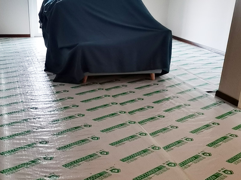 全屋地面家具成品保護(hù)：正確的施工順序應(yīng)該是搞好成品保護(hù)，地面鋪貼完成清潔干凈后，可以用厚一點(diǎn)的泡沫包裝膜，然后可以再加一層塑料膜，這樣就不至于損壞地磚了，也可以用保護(hù)膜，其效果與地板革相似。