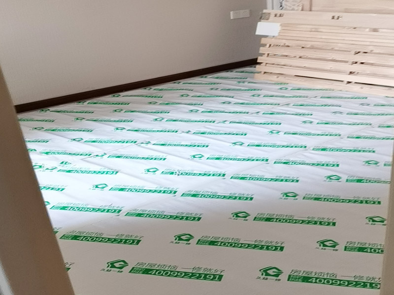 全屋地面家具成品保護(hù)：正確的施工順序應(yīng)該是搞好成品保護(hù)，地面鋪貼完成清潔干凈后，可以用厚一點(diǎn)的泡沫包裝膜，然后可以再加一層塑料膜，這樣就不至于損壞地磚了，也可以用保護(hù)膜，其效果與地板革相似。