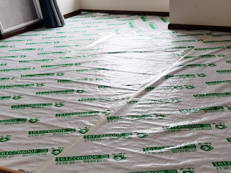 全屋地面家具成品保護(hù)：正確的施工順序應(yīng)該是搞好成品保護(hù)，地面鋪貼完成清潔干凈后，可以用厚一點(diǎn)的泡沫包裝膜，然后可以再加一層塑料膜，這樣就不至于損壞地磚了，也可以用保護(hù)膜，其效果與地板革相似。