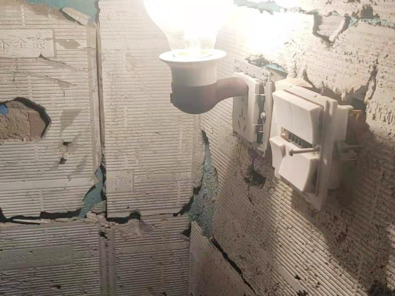 衛(wèi)生間墻磚拆除維修：衛(wèi)浴用具拆除后可以對墻面瓷磚進行拆卸。敲磚是從墻體下方開始敲，從每塊瓷磚的邊緣開始敲。舊的防水層一般都不打掉，在敲磚后，在原有的防水層上面，再薄薄做一層防水，以提高衛(wèi)浴的防水能力。但如果需要把防水敲掉重新再做，就要敲磚需要打到批土層或打到見底。