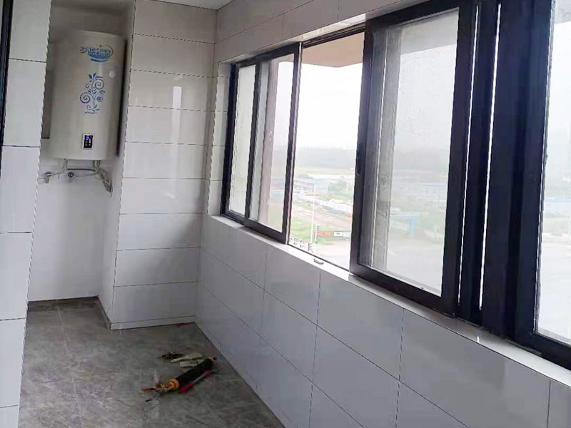 陽臺(tái)貼磚翻新：陽臺(tái)瓷磚尺寸的選擇還要根據(jù)家具的擺放進(jìn)行選擇，同時(shí)封裝陽臺(tái)和不封裝陽臺(tái)的選用也是不一樣的。如果是封裝的陽臺(tái)，和室內(nèi)打通之后，可以選擇與室內(nèi)一樣的瓷磚。如果陽臺(tái)不封裝，可以使用防水性能好的瓷磚，如果需要在陽臺(tái)晾衣服，便應(yīng)以防滑地磚為首選。