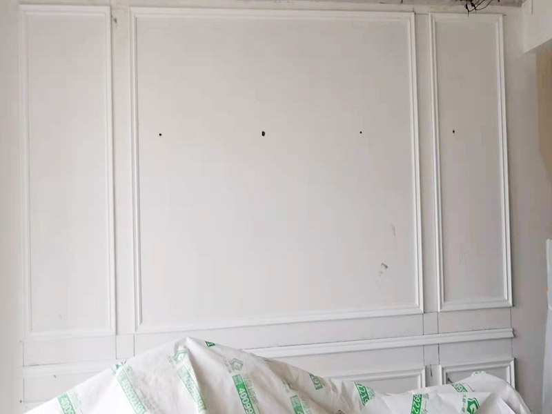 隔斷裝飾安裝維修：隔斷不僅可以起到隔斷空間的作用，讓空間相對獨立，同時更是家中一道靚麗的風景線，起到更好的裝飾效果，甚至是以實用性為主來增加儲物空間。隔斷分多種，硬隔斷是直接一堵墻或者柜子擋住作為隔斷，通透性較差；軟隔斷是有物品遮擋，但是并不遮擋視線，通透性比較高。 玻璃的通透性不會影響空間的采光效果，在視覺上還有拉伸空間的效果。小巧的體積不會占據(jù)太多空間，拆除時對空間的損害也非常小。