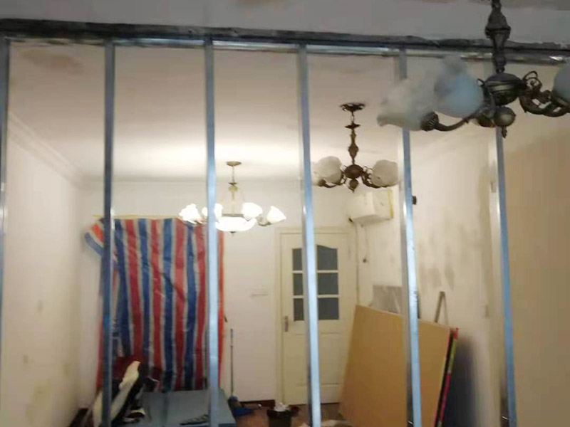 隔斷裝飾安裝維修：隔斷不僅可以起到隔斷空間的作用，讓空間相對獨立，同時更是家中一道靚麗的風景線，起到更好的裝飾效果，甚至是以實用性為主來增加儲物空間。隔斷分多種，硬隔斷是直接一堵墻或者柜子擋住作為隔斷，通透性較差；軟隔斷是有物品遮擋，但是并不遮擋視線，通透性比較高。 玻璃的通透性不會影響空間的采光效果，在視覺上還有拉伸空間的效果。小巧的體積不會占據(jù)太多空間，拆除時對空間的損害也非常小。