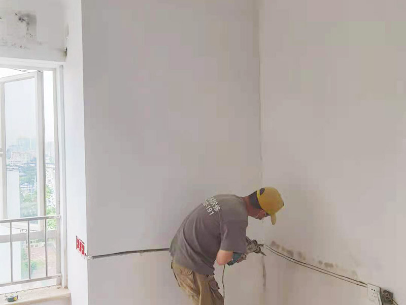 電路開槽移位維修：電路線路開槽深度應(yīng)一致，槽線頂直，應(yīng)先在墻面彈出控制線后，再用云石機(jī)切割墻面，人工開槽。線路安裝時(shí)必須加護(hù)線套管，套管連接應(yīng)緊密、平順，直角拐角處應(yīng)將角內(nèi)側(cè)切開，切口一側(cè)切圓弧形接口后，折彎安裝。