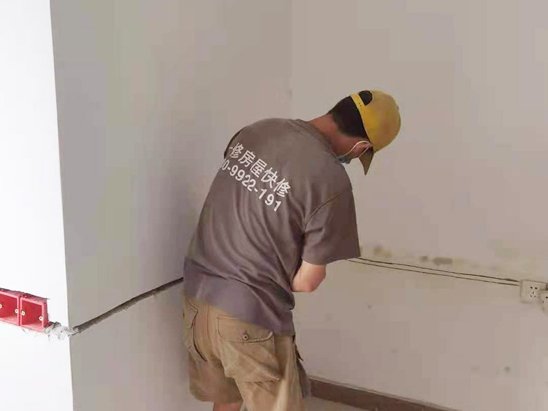 電路開槽移位維修：電路線路開槽深度應(yīng)一致，槽線頂直，應(yīng)先在墻面彈出控制線后，再用云石機(jī)切割墻面，人工開槽。線路安裝時(shí)必須加護(hù)線套管，套管連接應(yīng)緊密、平順，直角拐角處應(yīng)將角內(nèi)側(cè)切開，切口一側(cè)切圓弧形接口后，折彎安裝。