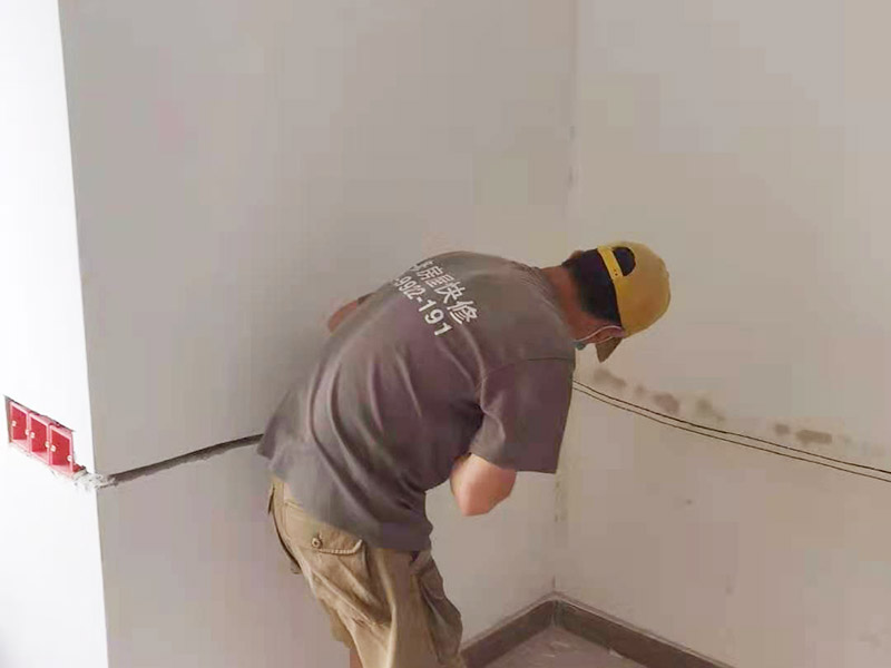 電路開槽移位維修：電路線路開槽深度應(yīng)一致，槽線頂直，應(yīng)先在墻面彈出控制線后，再用云石機(jī)切割墻面，人工開槽。線路安裝時(shí)必須加護(hù)線套管，套管連接應(yīng)緊密、平順，直角拐角處應(yīng)將角內(nèi)側(cè)切開，切口一側(cè)切圓弧形接口后，折彎安裝。