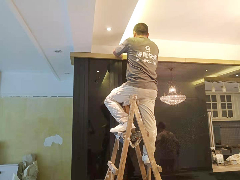 拆除舊墻體表面附著物是二次裝修中必須進(jìn)行的一項工作，一般包括墻面原有乳膠漆和膩?zhàn)訉拥溺P除、原有木裝修、原有其它表面裝飾物如壁紙等的拆除等。