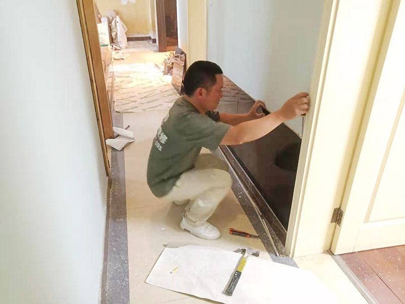 局部拆除裝修施工：主體拆改的過程中原材料的去留也是一個大問題，這在拆改前期就需要最好必須的準(zhǔn)備，可以直接使用的材料也可以保留下來，這樣可以有效回收利用并且可以節(jié)省開支。主體拆改變動越大、所需要的工期就越長，材料越高檔，相對價格就越高。