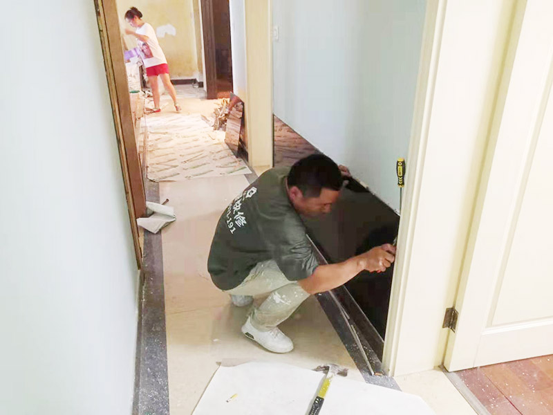 局部拆除裝修施工：主體拆改的過程中原材料的去留也是一個大問題，這在拆改前期就需要最好必須的準(zhǔn)備，可以直接使用的材料也可以保留下來，這樣可以有效回收利用并且可以節(jié)省開支。主體拆改變動越大、所需要的工期就越長，材料越高檔，相對價格就越高。