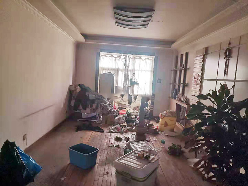 局部裝修前后對(duì)比圖：對(duì)于地板鋪貼的裝修：首先清掃地面，把灰塵掃干凈。平整地面、排除死角問(wèn)題，防止地板鋪不平整，正平后在掃一次，確保地面干凈無(wú)雜物。然后開(kāi)始鋪地膜，用地板專(zhuān)用膠帶粘接地膜。開(kāi)始擺放地板。把地板按照編號(hào)擺放好位置。最后地板鋪好了就可以開(kāi)始裝踢腳線線，裝完踢腳腳線進(jìn)行最后的清潔工作。