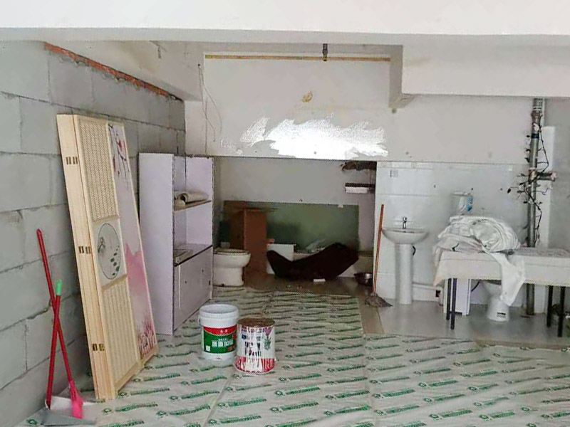 客廳石膏板隔斷安裝：石膏板宜豎向鋪設(shè)，首先確定龍骨上下兩端的方向，盡量使穿線孔對齊。同時(shí)記得豎龍骨的長度尺寸，按現(xiàn)場實(shí)測尺寸為準(zhǔn);接著豎龍骨安裝就位后，保證垂直。注意輕鋼龍骨用專用防銹自攻螺釘固定并用電動(dòng)螺絲槍一次打入并擰緊；石膏板安裝時(shí)應(yīng)從板的中部向板的四邊固定。最后接縫處理使用廠家配套供應(yīng)的接縫用嵌縫膏和接縫帶。石膏板與周圍墻或柱要留有3mm的槽口，以便進(jìn)行防開裂處理。注意不可用滿批膩?zhàn)哟媲犊p膩?zhàn)印? width=