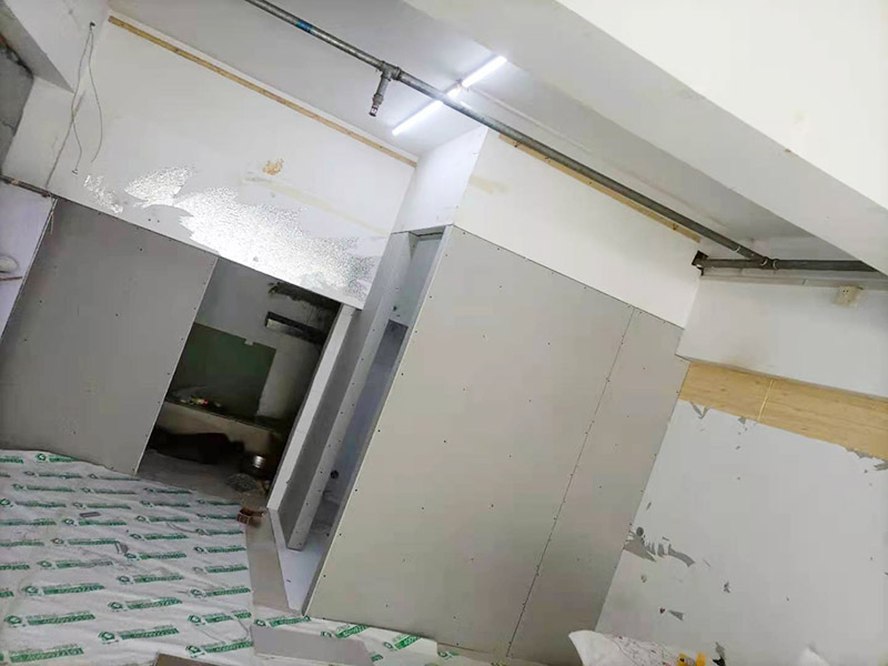 客廳石膏板隔斷安裝：石膏板宜豎向鋪設(shè)，首先確定龍骨上下兩端的方向，盡量使穿線孔對齊。同時(shí)記得豎龍骨的長度尺寸，按現(xiàn)場實(shí)測尺寸為準(zhǔn);接著豎龍骨安裝就位后，保證垂直。注意輕鋼龍骨用專用防銹自攻螺釘固定并用電動(dòng)螺絲槍一次打入并擰緊；石膏板安裝時(shí)應(yīng)從板的中部向板的四邊固定。最后接縫處理使用廠家配套供應(yīng)的接縫用嵌縫膏和接縫帶。石膏板與周圍墻或柱要留有3mm的槽口，以便進(jìn)行防開裂處理。注意不可用滿批膩?zhàn)哟媲犊p膩?zhàn)印? width=