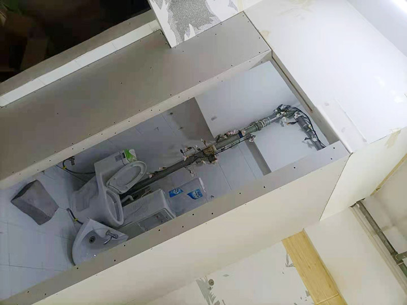 客廳石膏板隔斷安裝：石膏板宜豎向鋪設(shè)，首先確定龍骨上下兩端的方向，盡量使穿線孔對齊。同時(shí)記得豎龍骨的長度尺寸，按現(xiàn)場實(shí)測尺寸為準(zhǔn);接著豎龍骨安裝就位后，保證垂直。注意輕鋼龍骨用專用防銹自攻螺釘固定并用電動(dòng)螺絲槍一次打入并擰緊；石膏板安裝時(shí)應(yīng)從板的中部向板的四邊固定。最后接縫處理使用廠家配套供應(yīng)的接縫用嵌縫膏和接縫帶。石膏板與周圍墻或柱要留有3mm的槽口，以便進(jìn)行防開裂處理。注意不可用滿批膩?zhàn)哟媲犊p膩?zhàn)印? width=