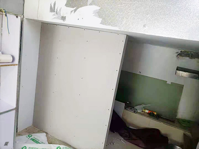 客廳石膏板隔斷安裝：石膏板宜豎向鋪設(shè)，首先確定龍骨上下兩端的方向，盡量使穿線孔對齊。同時(shí)記得豎龍骨的長度尺寸，按現(xiàn)場實(shí)測尺寸為準(zhǔn);接著豎龍骨安裝就位后，保證垂直。注意輕鋼龍骨用專用防銹自攻螺釘固定并用電動(dòng)螺絲槍一次打入并擰緊；石膏板安裝時(shí)應(yīng)從板的中部向板的四邊固定。最后接縫處理使用廠家配套供應(yīng)的接縫用嵌縫膏和接縫帶。石膏板與周圍墻或柱要留有3mm的槽口，以便進(jìn)行防開裂處理。注意不可用滿批膩?zhàn)哟媲犊p膩?zhàn)印? width=