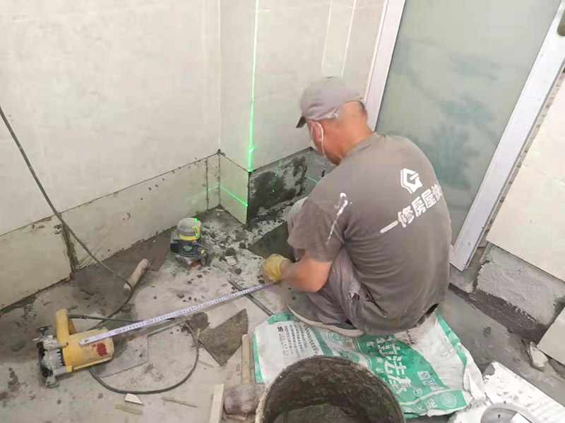 墻面標(biāo)尺貼磚：墻上貼瓷磚，在鋪設(shè)墻磚之前，去除表面污垢并灑水，然后與水泥砂漿混合，在整平層完全干燥后進(jìn)行平鋪。鋪設(shè)瓷磚后，需要檢查瓷磚是否有空鼓，該方法是用木柄敲擊磚表面，如果聲音下降表示有空鼓，就需要重新鋪設(shè)。