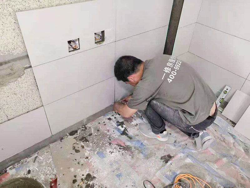 墻磚鋪貼施工：鋪貼時緊靠已鋪好的標(biāo)準(zhǔn)高度面開始施工，并用拉出的對縫平直線來控制瓷磚對縫的平直。鋪貼時水泥漿應(yīng)飽滿的抹干瓷磚背面，并用橡皮錘敲實，以防止空鼓現(xiàn)象。并且一邊鋪貼一邊用水平尺檢查校正。并即刻擦去表面的水泥漿。