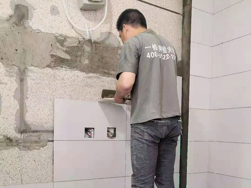 墻磚鋪貼施工：鋪貼時緊靠已鋪好的標(biāo)準(zhǔn)高度面開始施工，并用拉出的對縫平直線來控制瓷磚對縫的平直。鋪貼時水泥漿應(yīng)飽滿的抹干瓷磚背面，并用橡皮錘敲實，以防止空鼓現(xiàn)象。并且一邊鋪貼一邊用水平尺檢查校正。并即刻擦去表面的水泥漿。