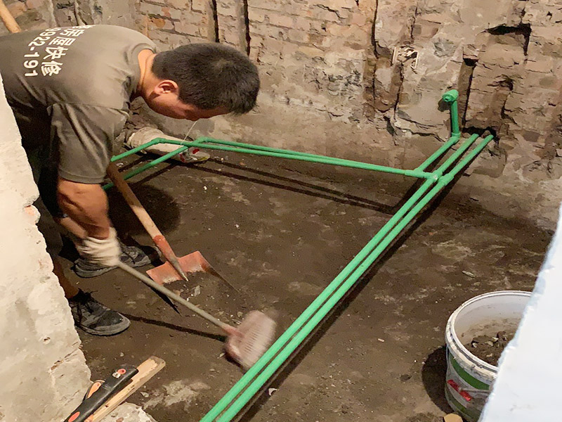 接著是開始用專業(yè)的熱溶機(jī)對(duì)于管子進(jìn)行熱熔連接，最后是用試壓泵對(duì)于整個(gè)管線進(jìn)行打壓測(cè)試，第5步是清算現(xiàn)場(chǎng)。