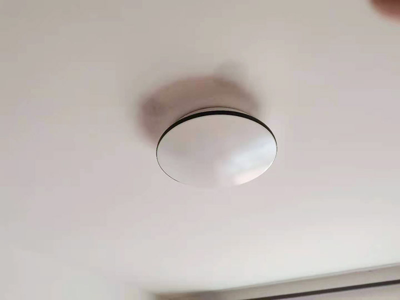 首先要做的就是確定燈安裝的位置，這樣就避免在墻面打完孔卻發(fā)現(xiàn)不是想象中的位置，安裝時(shí)有多個(gè)吊燈，就應(yīng)注意它們的位置、長(zhǎng)短關(guān)系，可在安裝頂棚的同時(shí)安裝吊燈，這樣可以以吊頂擱柵為依據(jù)，調(diào)整燈的位置和高低。