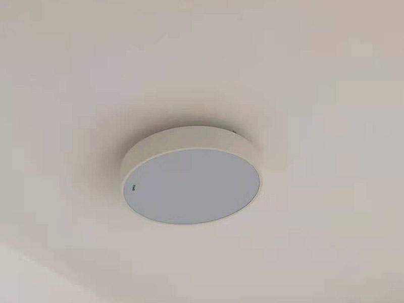 首先要做的就是確定燈安裝的位置，這樣就避免在墻面打完孔卻發(fā)現(xiàn)不是想象中的位置，安裝時(shí)有多個(gè)吊燈，就應(yīng)注意它們的位置、長(zhǎng)短關(guān)系，可在安裝頂棚的同時(shí)安裝吊燈，這樣可以以吊頂擱柵為依據(jù)，調(diào)整燈的位置和高低。