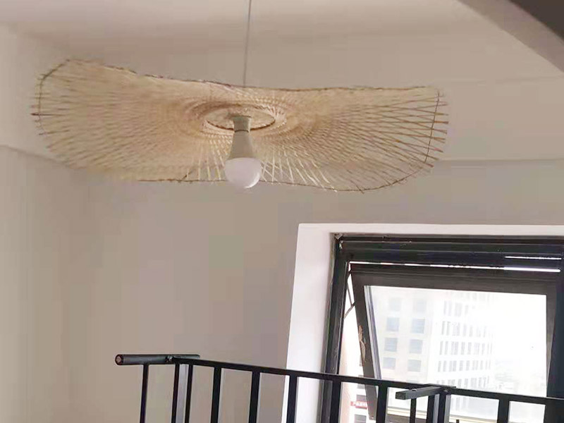 首先要做的就是確定燈安裝的位置，這樣就避免在墻面打完孔卻發(fā)現(xiàn)不是想象中的位置，安裝時(shí)有多個(gè)吊燈，就應(yīng)注意它們的位置、長(zhǎng)短關(guān)系，可在安裝頂棚的同時(shí)安裝吊燈，這樣可以以吊頂擱柵為依據(jù)，調(diào)整燈的位置和高低。