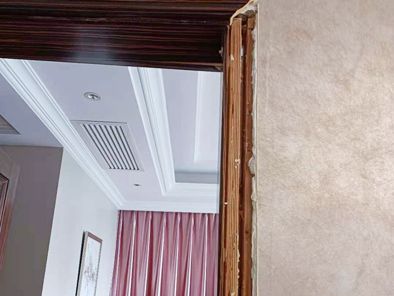 接著在空洞的地方，使用廢舊的報紙?zhí)顚?，這樣內(nèi)部也有填充，打上玻璃膠。最后用門檻石同型號的石材，安裝上去，就可以了。