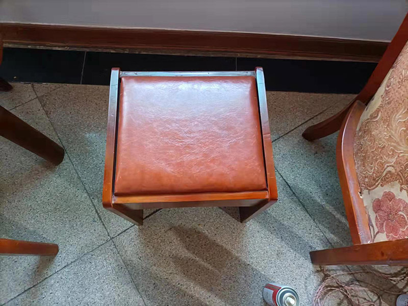 如果是原木家具，可買些砂紙，粗細(xì)都要準(zhǔn)備些。如果不是原木家具，則要額外買些"膩?zhàn)?quot;，用以找平和填補(bǔ)。