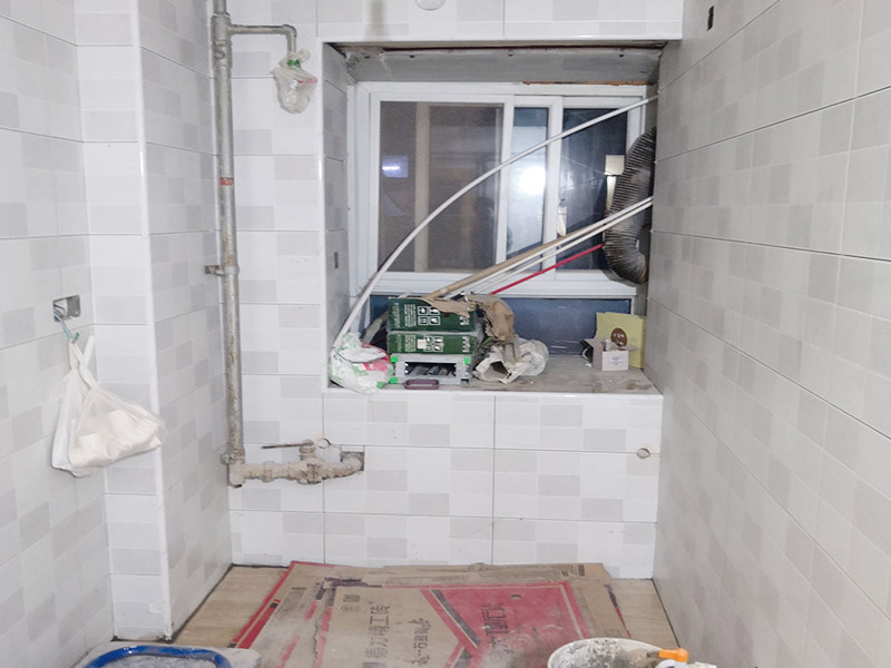 廚衛(wèi)改造裝修：舊廚房與舊衛(wèi)生間的內(nèi)部結(jié)構(gòu)相對都要復(fù)雜一些，廚房與衛(wèi)生間是一個家庭經(jīng)常使用的區(qū)域，需要看各種管道原來的位置是否合適，如不合適需要改動，要出房屋圖紙交給裝修公司，由施工隊按圖紙進(jìn)行必要的改造。而且拆除過程中不可避免的會損壞瓷磚，避免房屋其他區(qū)域二次污染，一定要做好成品保護(hù)。