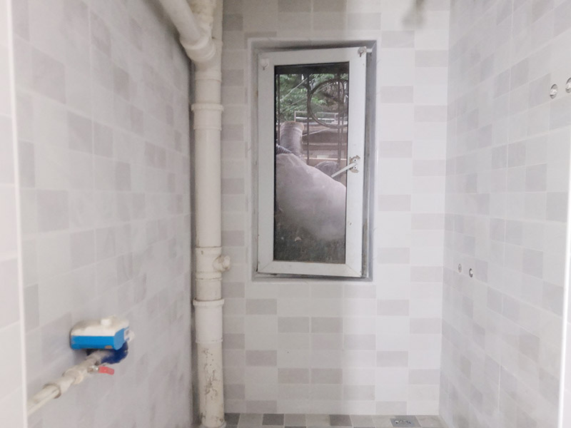 廚衛(wèi)改造裝修：舊廚房與舊衛(wèi)生間的內(nèi)部結(jié)構(gòu)相對都要復(fù)雜一些，廚房與衛(wèi)生間是一個家庭經(jīng)常使用的區(qū)域，需要看各種管道原來的位置是否合適，如不合適需要改動，要出房屋圖紙交給裝修公司，由施工隊按圖紙進(jìn)行必要的改造。而且拆除過程中不可避免的會損壞瓷磚，避免房屋其他區(qū)域二次污染，一定要做好成品保護(hù)。