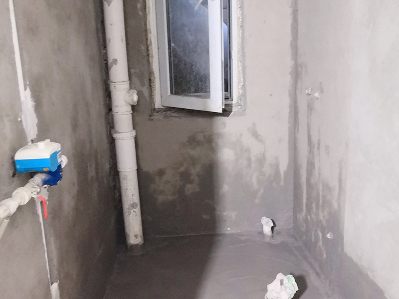 廚衛(wèi)改造裝修：舊廚房與舊衛(wèi)生間的內(nèi)部結(jié)構(gòu)相對都要復(fù)雜一些，廚房與衛(wèi)生間是一個家庭經(jīng)常使用的區(qū)域，需要看各種管道原來的位置是否合適，如不合適需要改動，要出房屋圖紙交給裝修公司，由施工隊按圖紙進(jìn)行必要的改造。而且拆除過程中不可避免的會損壞瓷磚，避免房屋其他區(qū)域二次污染，一定要做好成品保護(hù)。