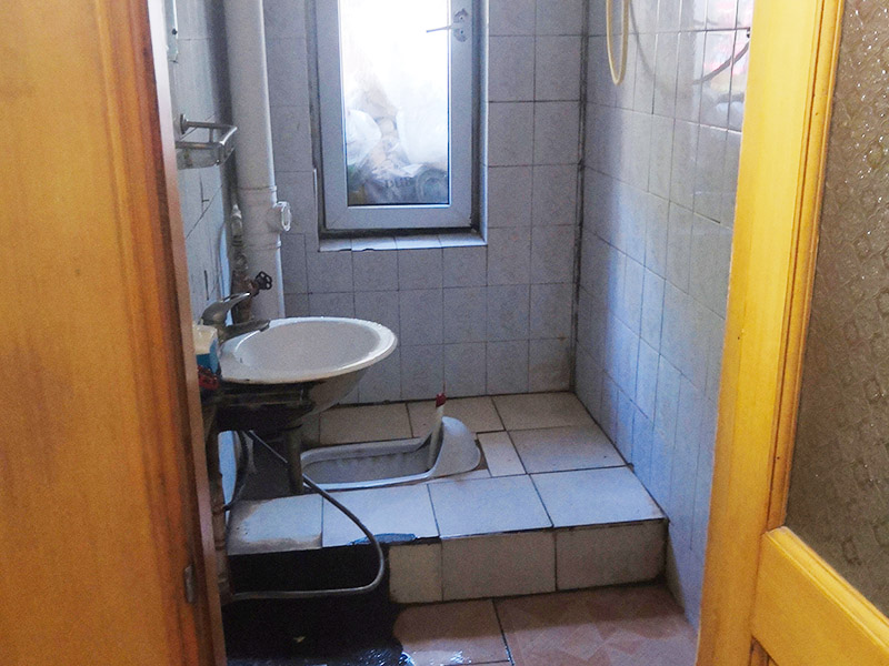 廚衛(wèi)改造裝修：舊廚房與舊衛(wèi)生間的內(nèi)部結(jié)構(gòu)相對都要復(fù)雜一些，廚房與衛(wèi)生間是一個家庭經(jīng)常使用的區(qū)域，需要看各種管道原來的位置是否合適，如不合適需要改動，要出房屋圖紙交給裝修公司，由施工隊按圖紙進(jìn)行必要的改造。而且拆除過程中不可避免的會損壞瓷磚，避免房屋其他區(qū)域二次污染，一定要做好成品保護(hù)。