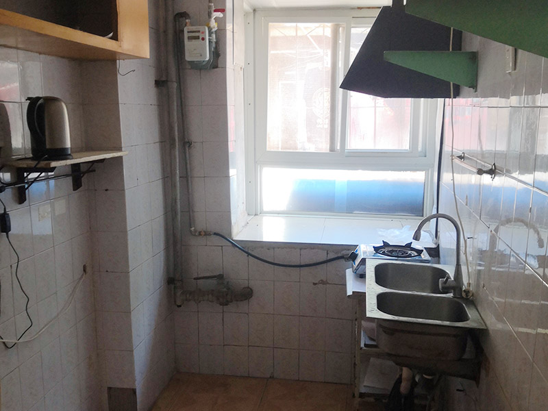 廚衛(wèi)改造裝修：舊廚房與舊衛(wèi)生間的內(nèi)部結(jié)構(gòu)相對都要復(fù)雜一些，廚房與衛(wèi)生間是一個家庭經(jīng)常使用的區(qū)域，需要看各種管道原來的位置是否合適，如不合適需要改動，要出房屋圖紙交給裝修公司，由施工隊按圖紙進(jìn)行必要的改造。而且拆除過程中不可避免的會損壞瓷磚，避免房屋其他區(qū)域二次污染，一定要做好成品保護(hù)。