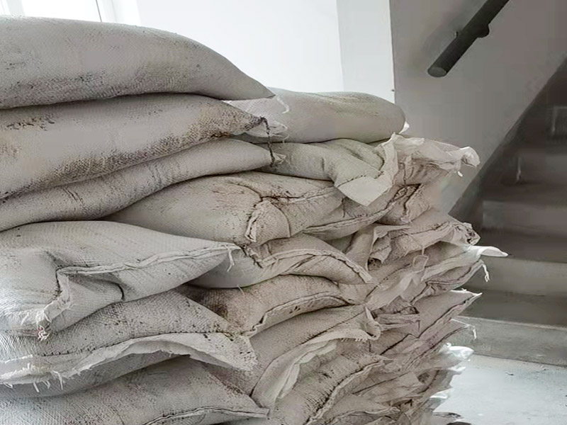 衛(wèi)生間拆除，材料入場(chǎng)