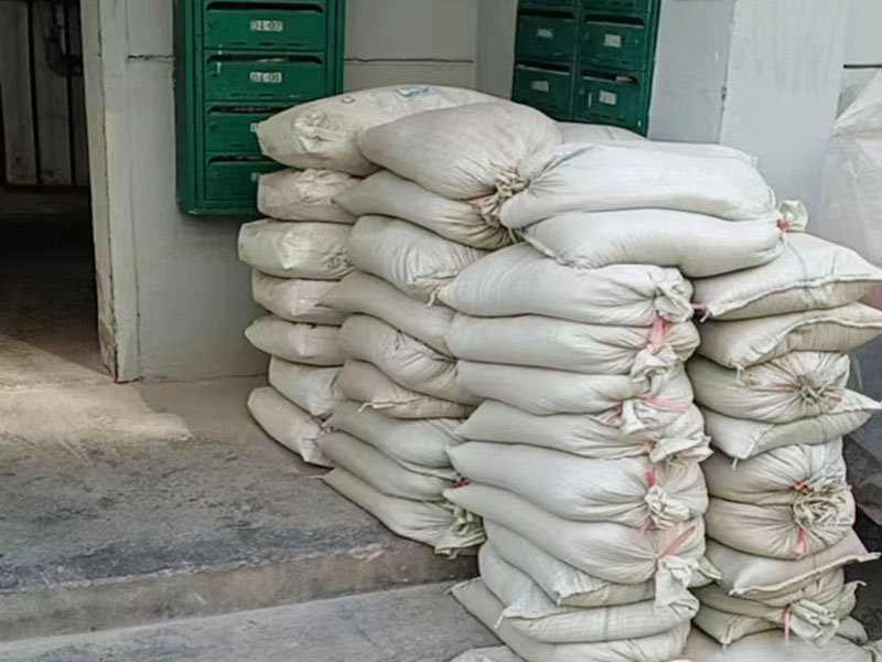 小編今天帶大家看看金華市義烏市衛(wèi)生間拆除重新裝修的案例，此案例地址是義烏市橋西街橋西小區(qū)；客戶是金華市本地的，所以選擇金華市本地專業(yè)裝修維修的公司，客戶做完后好評到：找的一修做的衛(wèi)生間拆除重新裝修，我挺滿意的，師傅效率也高，很專業(yè)，前前后后大概就是花了近半個月，性價比很不錯，全程溝通也很融洽，下次再有其他維修裝修的話，還是會找一修師傅來做！金華市義烏市衛(wèi)生間拆除重新裝修中途如果發(fā)現(xiàn)其他房屋問題，都可以找我們解決。我們還可以在衛(wèi)生間拆除重新裝修施工時可以選擇整裝還是局裝，或者是可以選擇先服務(wù)后付款的付款方式等，如果您還有其他需求也可以到我們官網(wǎng)上查看更多的關(guān)于金華市其他墻面修補翻新，房屋全屋裝修，各類安裝等施工案例。