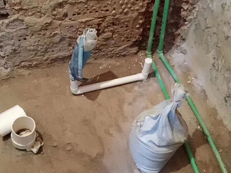 小編今天帶大家看看金華市義烏市衛(wèi)生間拆除重新裝修的案例，此案例地址是義烏市橋西街橋西小區(qū)；客戶是金華市本地的，所以選擇金華市本地專業(yè)裝修維修的公司，客戶做完后好評到：找的一修做的衛(wèi)生間拆除重新裝修，我挺滿意的，師傅效率也高，很專業(yè)，前前后后大概就是花了近半個月，性價比很不錯，全程溝通也很融洽，下次再有其他維修裝修的話，還是會找一修師傅來做！金華市義烏市衛(wèi)生間拆除重新裝修中途如果發(fā)現(xiàn)其他房屋問題，都可以找我們解決。我們還可以在衛(wèi)生間拆除重新裝修施工時可以選擇整裝還是局裝，或者是可以選擇先服務(wù)后付款的付款方式等，如果您還有其他需求也可以到我們官網(wǎng)上查看更多的關(guān)于金華市其他墻面修補翻新，房屋全屋裝修，各類安裝等施工案例。