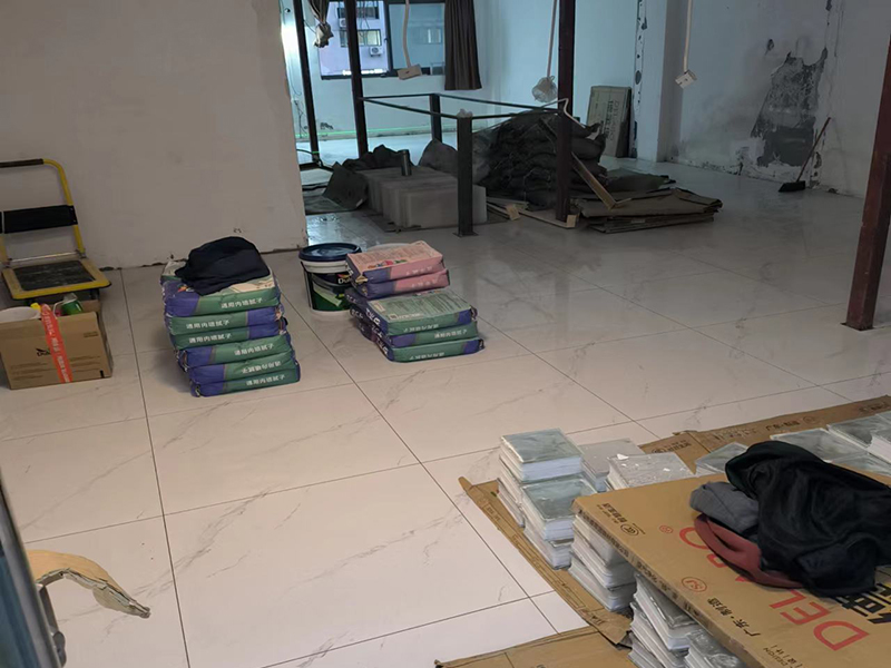 小編這次為各位展示的是泉州市鯉城區(qū)辦公室材料裝修翻新的施工案例，施工地址是衛(wèi)濱區(qū)世紀路隆勝華庭；客戶是網(wǎng)上找的一修公司，看評價以及服務(wù)項目還有綜合實力都不錯，才選擇的我們。泉州市鯉城區(qū)辦公室材料裝修翻新案例中師傅把原來受潮的表面刮去，重新做防水，再刮膩子，再刷油漆。泉州市監(jiān)理全程跟蹤服務(wù)質(zhì)量，非常專業(yè)！而且一修可以選擇整裝還是局裝，可以選擇先服務(wù)后付款的付款方式等，如果您還有其他需求也可以到我們官網(wǎng)上查看更多的關(guān)于泉州市其他防水補漏維修，舊房全屋翻新，房屋各類安裝等施工案例。