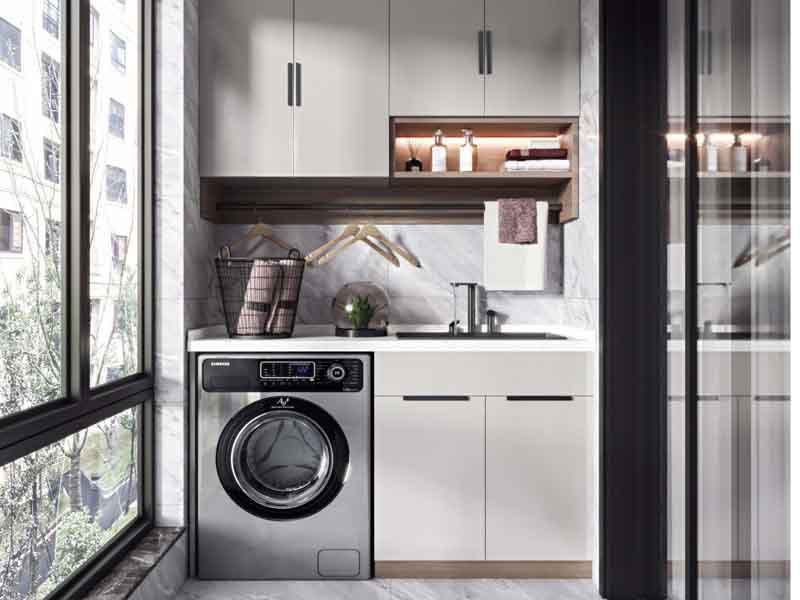 我們平時(shí)接觸到的公寓樓裝修中，對(duì)于陽(yáng)臺(tái)應(yīng)不應(yīng)該封起來(lái)這個(gè)問(wèn)題，每個(gè)人都有自己的想法，今天我們從陽(yáng)臺(tái)不封怎么避免飄雨，不封陽(yáng)臺(tái)又安全的方法，經(jīng)濟(jì)實(shí)惠的封陽(yáng)臺(tái)辦法這3方面來(lái)討論一下，看看陽(yáng)臺(tái)到底需不需要封起來(lái)，  陽(yáng)臺(tái)不封怎么避免飄雨  解決陽(yáng)臺(tái)飄雨的問(wèn)題，普遍的辦法是安裝遮雨棚，家用的遮雨棚不僅可以防曬，還可以阻擋一部分雨水進(jìn)屋內(nèi)，不過(guò)遇到刮風(fēng)下雨的天氣時(shí)，不太實(shí)用了。建議選擇用一體式的陽(yáng)臺(tái)簾子，晴天可以把簾子拉起來(lái)，暴雨天的時(shí)候把簾子放下來(lái)也不用擔(dān)心雨水進(jìn)入到屋內(nèi)。  不封陽(yáng)臺(tái)又安全的方法  很多家庭選項(xiàng)把陽(yáng)臺(tái)封起來(lái)的理由是擔(dān)心不安全，其實(shí)不封陽(yáng)臺(tái)又安全的方法也很簡(jiǎn)單，選擇在陽(yáng)臺(tái)安裝落地窗，可以同時(shí)兼顧安全和通風(fēng)的兩方面，也不用擔(dān)心暴雨天會(huì)飄雨進(jìn)屋內(nèi)。而且從另一方面，也可以讓室內(nèi)的采光度更好，提升房屋居住的幸福度。  經(jīng)濟(jì)實(shí)惠的封陽(yáng)臺(tái)辦法  目前我們生活中常常見(jiàn)到的封陽(yáng)臺(tái)的辦法是，用塑鋼窗把陽(yáng)臺(tái)包進(jìn)來(lái)，不過(guò)由于塑鋼容易變形和老化，所以壽命較短。斷橋鋁合金窗戶(hù)不同了，不僅隔音和保溫性好，還更能穩(wěn)固，而且使用壽命長(zhǎng)，是眾多封陽(yáng)臺(tái)材料中性?xún)r(jià)比高的材料。  通過(guò)以上陽(yáng)臺(tái)不封怎么避免飄雨，不封陽(yáng)臺(tái)又安全的方法，經(jīng)濟(jì)實(shí)惠的封陽(yáng)臺(tái)辦法三方面的討論，相信你對(duì)陽(yáng)臺(tái)到底有沒(méi)有需要封起來(lái)這個(gè)問(wèn)題也有了自己的看法，希望可以幫到你哦。