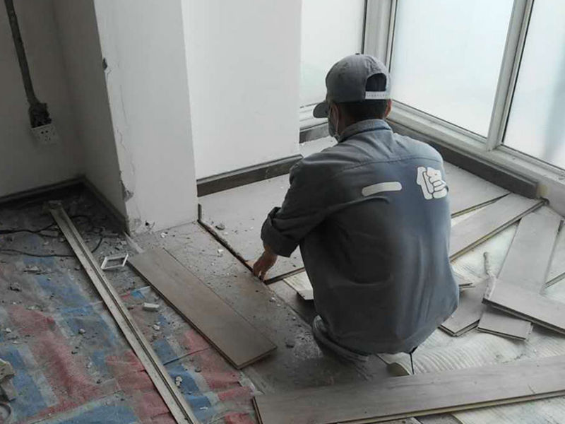 說起清水房裝修技巧，網(wǎng)上關(guān)于清水房裝修技巧的介紹非常多，清水房裝修技巧是很多網(wǎng)民非常關(guān)心和議論的話題；益修快裝公司提供清水房裝修服務(wù)，免費量房設(shè)計，先裝修后付款；提供清水房衛(wèi)生間裝修、清水房廚房修補、清水房廁所翻修、清水房臥室改造、清水房客廳翻新、清水房陽臺設(shè)計、清水房榻榻米維修、清水房背景墻粉刷等，以下是小編收集整理的清水房裝修技巧,新房屋裝修需要注意什么問題？等信息，請往下看。  新房屋裝修需要注意什么問題  1、裝修前，好先做個裝修計劃。例如，在墻上先預(yù)留出需要的插座的位置，好是既有兩頭又有三頭的那種，以免裝修后才發(fā)現(xiàn)插座不夠用。 2、裝修材料一定要到正規(guī)的廠家去購買，而且好購買那種比較環(huán)保的裝修材料，千萬不要圖便宜，去一些小廠家買。 3、裝修完成后，好不要馬上入住，先開窗透透氣，順便把噴漆時產(chǎn)生的氣體、氣味，都散發(fā)出去，再入住。 4、裝修完成后，可以在室內(nèi)擺點吸收有害氣體的花草。因為即使是所謂的綠色環(huán)保漆，也不可能沒有一點有害氣體。