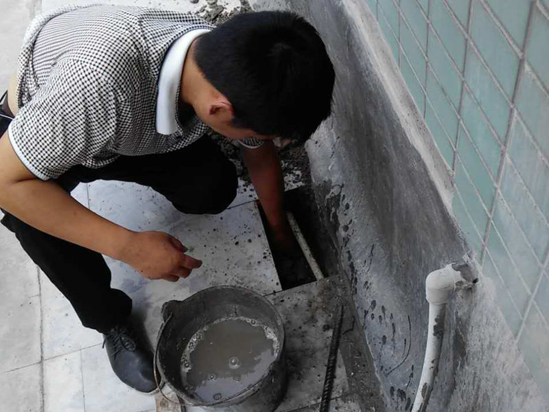 說(shuō)起清水房出租怎么裝修，網(wǎng)上關(guān)于清水房出租怎么裝修的介紹非常多，清水房出租怎么裝修是很多網(wǎng)民非常關(guān)心和議論的話題；益修快裝公司提供清水房裝修服務(wù)，免費(fèi)量房設(shè)計(jì)，先裝修后付款；提供清水房衛(wèi)生間裝修、清水房廚房修補(bǔ)、清水房廁所翻修、清水房臥室改造、清水房客廳翻新、清水房陽(yáng)臺(tái)設(shè)計(jì)、清水房榻榻米維修、清水房背景墻粉刷等，以下是小編收集整理的清水房出租怎么裝修,出租房如何裝修 簡(jiǎn)單裝修控制成本？等信息，請(qǐng)往下看。  出租房如何裝修 簡(jiǎn)單裝修控制成本  出租房裝修一般都是想要經(jīng)濟(jì)適用的裝修，下面說(shuō)幾個(gè)比較重要的點(diǎn)，做好這些能裝出溫馨上檔次的出租房 1.地板貼。很多出租房年代久遠(yuǎn)，地板破爛不堪。在淘寶上買幾卷地板貼行了，幾塊錢一平，很好操作，木紋質(zhì)感的地板貼溫馨感爆棚！ 2.關(guān)于刷墻。墻面也是影響出租房顏值的關(guān)鍵，如果時(shí)間允許，可以在入住前刷一遍。所需工具：砂紙、滾筒、板刷、膩?zhàn)印Ｋη耙欢ㄒP墻皮，或者用竹枝掃帚把墻上突出或即將脫落的水泥塊清除，刷墻的時(shí)候不要來(lái)回滾動(dòng)，一次性拉一道線好了。 3.窗簾。建議窗簾好是實(shí)用至上，淘寶某些輕飄飄的紗窗簾一丟丟都不擋光，嚴(yán)重妨礙睡懶覺(jué)，所以建議買遮光型的。有條件的話，好自己置辦，房間原來(lái)的窗簾一般來(lái)說(shuō)肯定用了很久，上面都是灰塵和螨蟲(chóng)。 4.溫暖小物件。家里放些小物件會(huì)非常溫馨，比如懶人沙發(fā)、床邊毯、床頭畫(huà)、落地?zé)?、小綠植等，非常有氛圍。