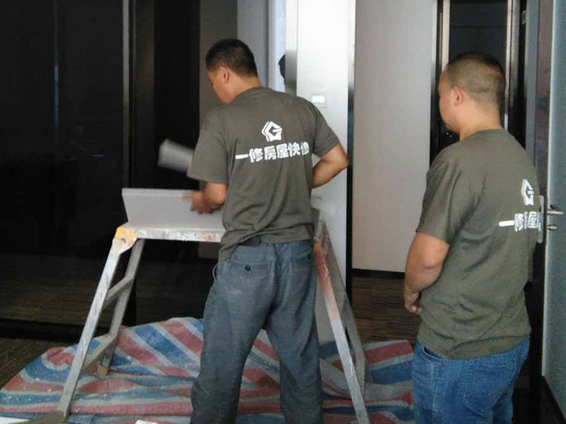 說起毛坯房裝修電話，網(wǎng)上關(guān)于毛坯房裝修電話的介紹非常多，毛坯房裝修電話是很多網(wǎng)民非常關(guān)心和議論的話題；益修快裝公司提供毛坯房裝修服務(wù)，免費(fèi)量房設(shè)計(jì)，先裝修后付款；提供現(xiàn)代簡約風(fēng)格毛坯房裝修、歐式風(fēng)格毛坯房裝修、新中式風(fēng)格毛坯房裝修、后現(xiàn)代風(fēng)格毛坯房裝修、美式風(fēng)格毛坯房裝修、地中海毛坯房裝修、北歐毛坯房裝修、簡歐毛坯房裝修、田園毛坯房裝修、美式毛坯房裝修等，以下是小編收集整理的毛坯房裝修電話,毛坯房開始裝修如何接電源，毛坯房開始裝修如何接電源？等信息，請(qǐng)往下看。  毛坯房開始裝修如何接電源，毛坯房開始裝修如何接電源  毛坯房裝修第一步：測量在工人進(jìn)場之前，好將家里的角角落落親自測量一遍，拿筆尺記下來，標(biāo)清楚，一定一定不要偷懶。測量的內(nèi)容主要包括： 1. 明確裝修過程涉及的面積。特別是貼磚面積、墻面漆面積、壁紙面積、地板面積; 2.明確主要墻面尺寸。特別是以后需要設(shè)計(jì)擺放家具的墻面尺寸。毛坯房裝修第二步：主體拆改主體拆改是毛坯房裝修先上的一個(gè)項(xiàng)目，主要包括拆墻、砌墻、鏟墻皮、拆暖氣、換塑鋼窗等等。拆改完的垃圾，要及時(shí)清理出去，保證室內(nèi)清潔，也是為了方便施工。毛坯房裝修第三步：水電改造水電改造，沒有后悔藥吃。磚上了墻、吊頂一封上，再想加插座可難了。所以，毛坯房裝修前一定要確定好開關(guān)、燈具、臺(tái)盆、浴缸、洗衣機(jī)等的具體位置。水電改造前，廚柜設(shè)計(jì)師應(yīng)上門進(jìn)行第一次測量，幫你確定好電源、水路的改造方案。熱水器，也好派人來根據(jù)你所確定的型號(hào)，設(shè)計(jì)好電源、接口的位置。