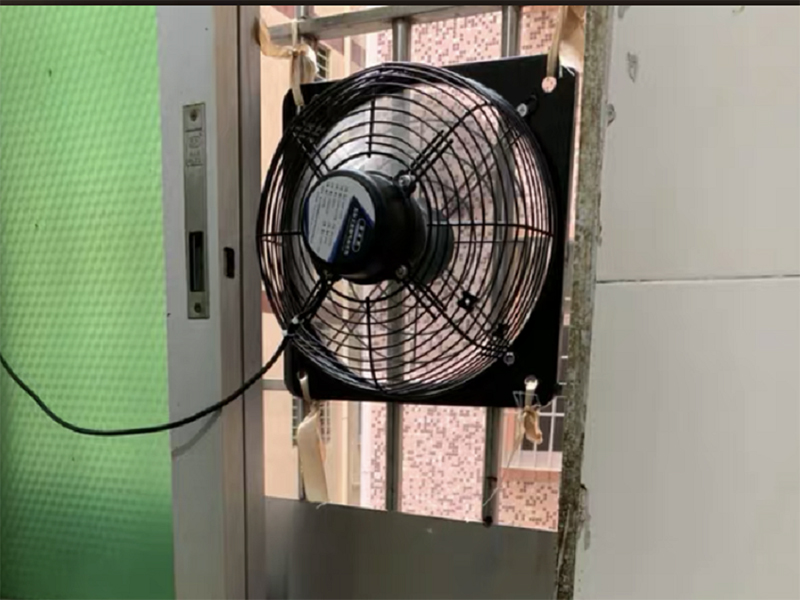 廚房排風(fēng)扇并不是離灶臺(tái)越近效果越好，低于60公分可能造成火災(zāi)