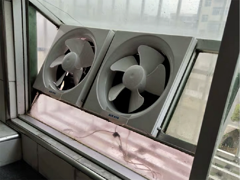 廚房排風(fēng)扇并不是離灶臺(tái)越近效果越好，低于60公分可能造成火災(zāi)