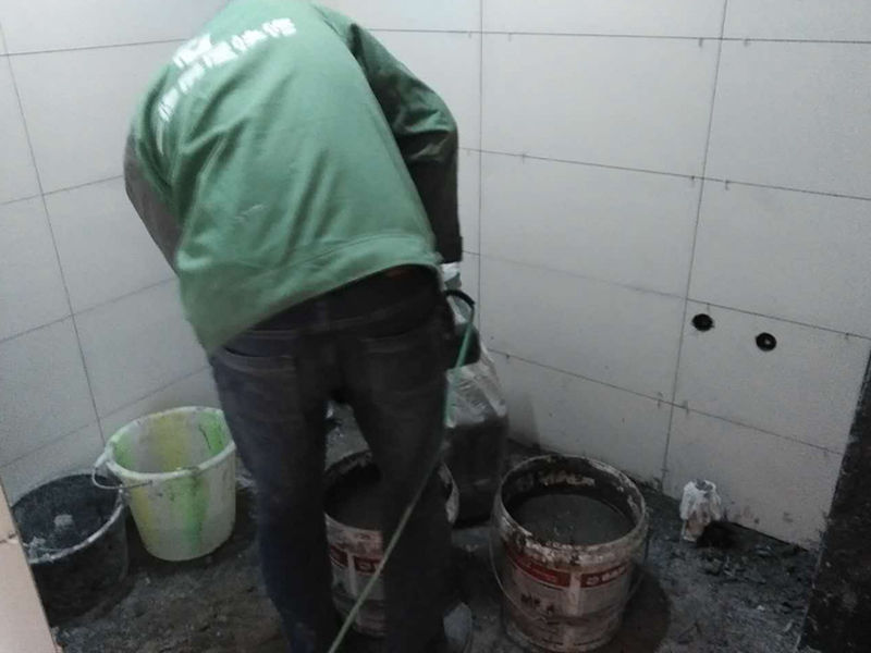 說起清水房裝修注意什么，網(wǎng)上關(guān)于清水房裝修注意什么的介紹非常多，清水房裝修注意什么是很多網(wǎng)民非常關(guān)心和議論的話題；益修快裝公司提供清水房裝修服務(wù)，免費(fèi)量房設(shè)計(jì)，先裝修后付款；提供清水房衛(wèi)生間裝修、清水房廚房修補(bǔ)、清水房廁所翻修、清水房臥室改造、清水房客廳翻新、清水房陽臺(tái)設(shè)計(jì)、清水房榻榻米維修、清水房背景墻粉刷等，以下是小編收集整理的清水房裝修注意什么,裝修公司整體裝修有哪些利弊？等信息，請往下看。  裝修公司整體裝修有哪些利弊   利:   1.業(yè)主比較省心省力，要做的只是適時(shí)地與裝潢公司溝通，讓對方了解自己的意圖，監(jiān)督工程的基本進(jìn)度和  2.由裝潢公司進(jìn)行設(shè)計(jì)，更專業(yè)，今后產(chǎn)生遺憾的可能性較小。  3.設(shè)計(jì)、施工、選材都由同一家公司代勞，終出來的效果也會(huì)更完整，風(fēng)格更統(tǒng)一。  弊:  1.如今的裝潢市場中，裝修公司和從業(yè)人員良莠不齊，識(shí)別挑選起來確實(shí)不太容易。 1.碰到一些不正規(guī)的公司，受騙上當(dāng)?shù)臋C(jī)會(huì)很大。