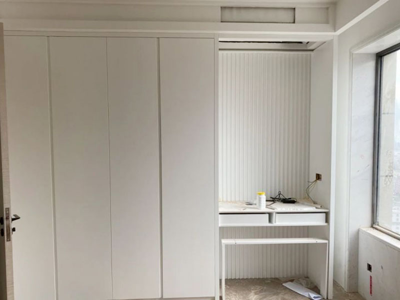 小編這次為各位展示的是南京市建鄴區(qū)臥室榻榻米裝修設計的施工案例，施工地址是川匯區(qū)復興路建業(yè)未來城；客戶是網(wǎng)上找的一修公司，看評價以及服務項目還有綜合實力都不錯，才選擇的我們。南京市建鄴區(qū)臥室榻榻米裝修設計案例中師傅把原來受潮的表面刮去，重新做防水，再刮膩子，再刷油漆。南京市監(jiān)理全程跟蹤服務質量，非常專業(yè)！而且一修可以選擇整裝還是局裝，可以選擇先服務后付款的付款方式等，如果您還有其他需求也可以到我們官網(wǎng)上查看更多的關于南京市其他防水補漏維修，舊房全屋翻新，房屋各類安裝等施工案例。