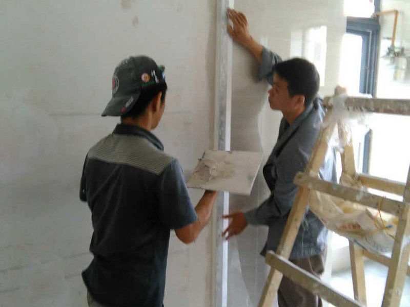 說起上海清水房裝修，網(wǎng)上關(guān)于上海清水房裝修的介紹非常多，上海清水房裝修是很多網(wǎng)民非常關(guān)心和議論的話題；益修快裝公司提供清水房裝修服務(wù)，免費量房設(shè)計，先裝修后付款；提供清水房衛(wèi)生間裝修、清水房廚房修補(bǔ)、清水房廁所翻修、清水房臥室改造、清水房客廳翻新、清水房陽臺設(shè)計、清水房榻榻米維修、清水房背景墻粉刷等，以下是小編收集整理的上海清水房裝修,自己裝修好還是找裝修公司？等信息，請往下看。  自己裝修好還是找裝修公司   如果只是簡單裝修一下,可以自己裝,自己購主要材料,但要找施工隊,包人工費及輔料,不過這樣也會非常辛苦,但能節(jié)省一點呵. 如果想裝出點品位,那要找具有設(shè)計能力的裝飾公司,畢竟人家是專業(yè)的,環(huán)境藝術(shù)系四年本科的設(shè)計學(xué)習(xí)也不是白給的.貴哦! 如果既想省錢,有裝得有品位,那找設(shè)計師合作,出一套完整的裝修設(shè)計圖,然后進(jìn)行施工招標(biāo),找到工程質(zhì)量和價格都比較滿意的施工隊,包人工費及輔料,當(dāng)然還是要自己購買主要材料,這樣可以既省錢,又能裝出效果,但自還是很辛苦哦.