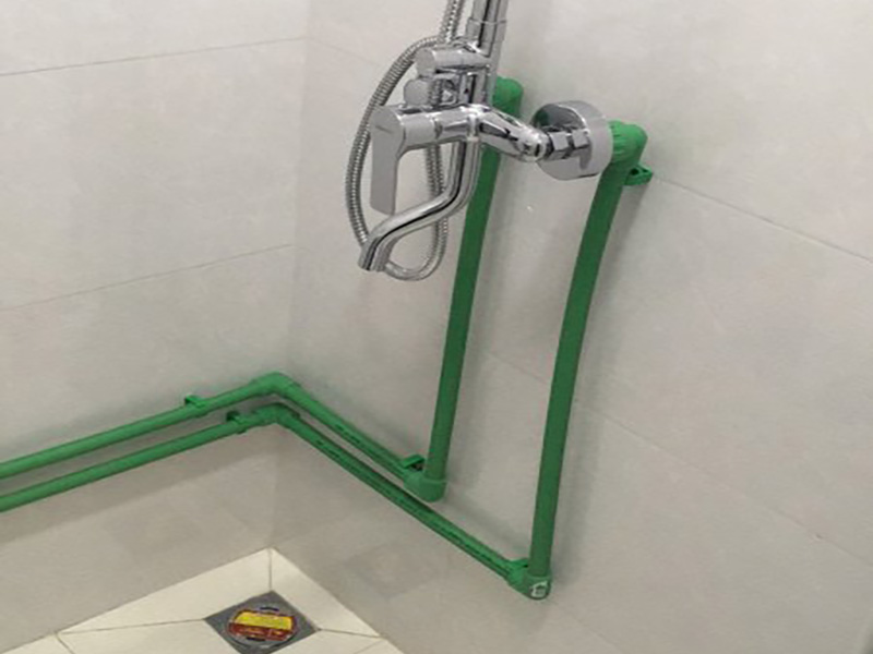 這次案例是亳州市譙城區(qū)衛(wèi)生間暗管改明管施工案例，地址位于譙城區(qū)白衣路劉園新村；客戶之后也說(shuō)選擇一修很不錯(cuò)，施工很有效率，監(jiān)理和施工師傅全程跟進(jìn)對(duì)接，內(nèi)部管理得很有序，材料啊施工啊都很標(biāo)準(zhǔn)，現(xiàn)場(chǎng)的垃圾也會(huì)及時(shí)幫忙清運(yùn)等等。在此小編建議如果大家有衛(wèi)生間暗管改明管服務(wù)的，盡可能選擇亳州市本地的裝修公司，稍次一些也要在本地有裝修門店的，這樣客戶與施工團(tuán)隊(duì)溝通起來(lái)會(huì)更方便，衛(wèi)生間下半部防水中也可以隨時(shí)監(jiān)督進(jìn)程，保障衛(wèi)生間下半部防水服務(wù)施工能有序進(jìn)行。如果還有其他需求也可以到我們官網(wǎng)上查看更多的關(guān)于亳州市其他區(qū)域的全包半包施工，房屋局部改造，各類安裝等施工案例。