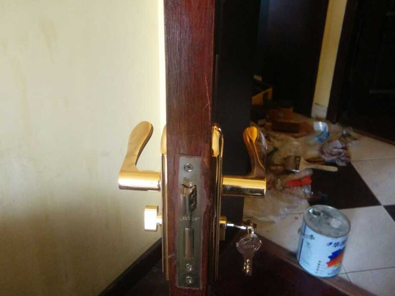 維修門電話,木門開(kāi)裂如何處理，方法都有哪些